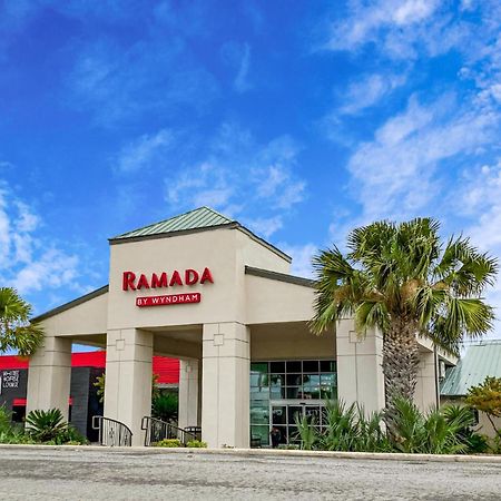 Ramada By Wyndham Del Rio Hotel Bagian luar foto