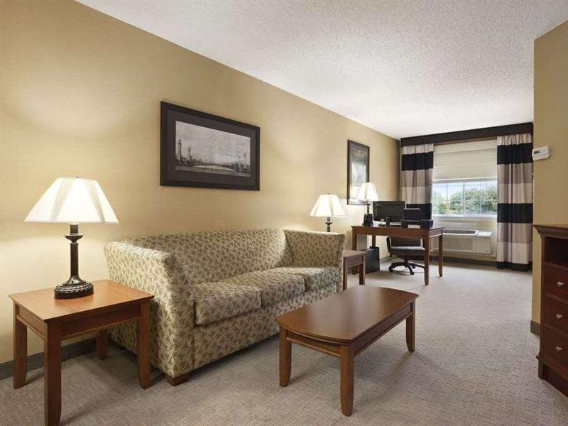 Ramada By Wyndham Del Rio Hotel Bagian luar foto