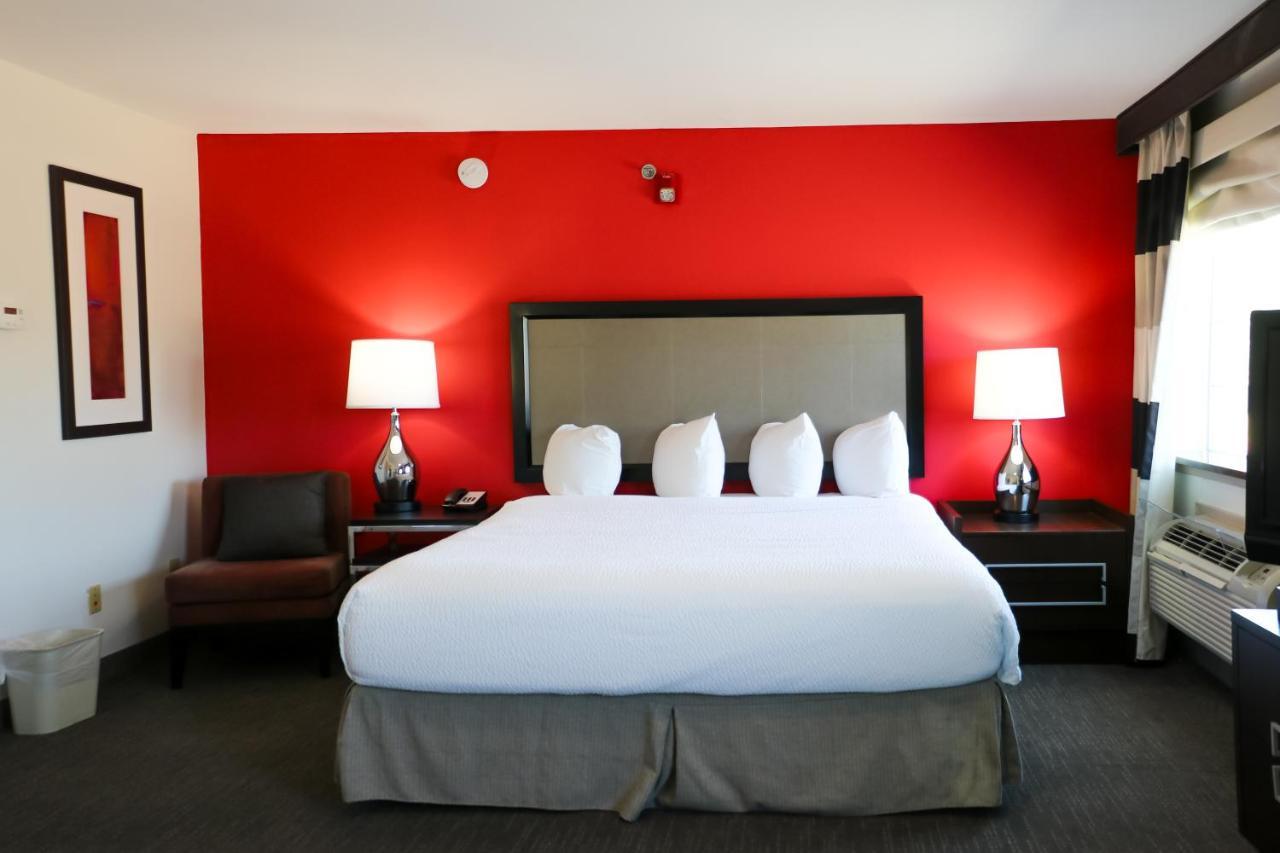 Ramada By Wyndham Del Rio Hotel Bagian luar foto