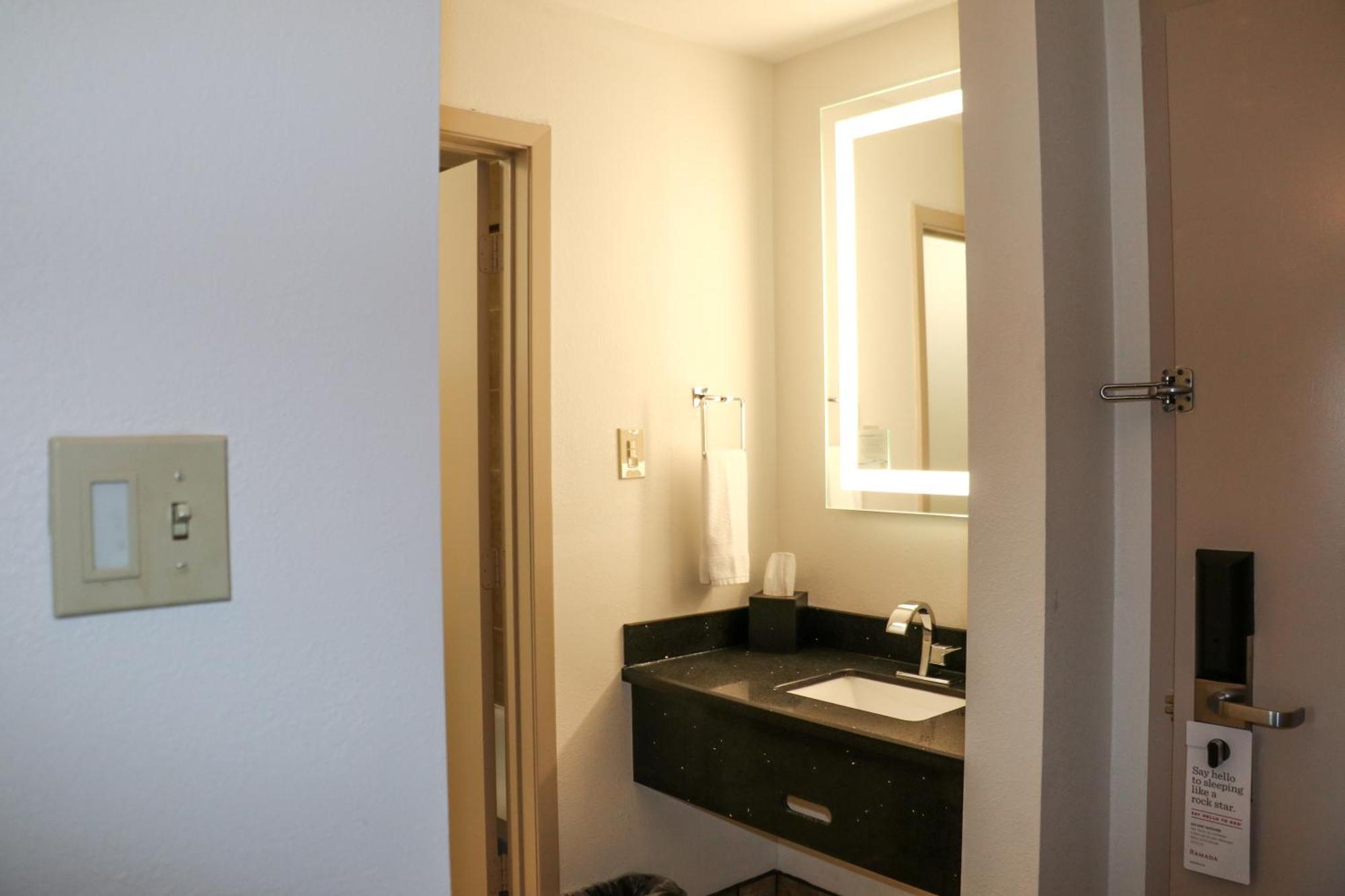 Ramada By Wyndham Del Rio Hotel Bagian luar foto