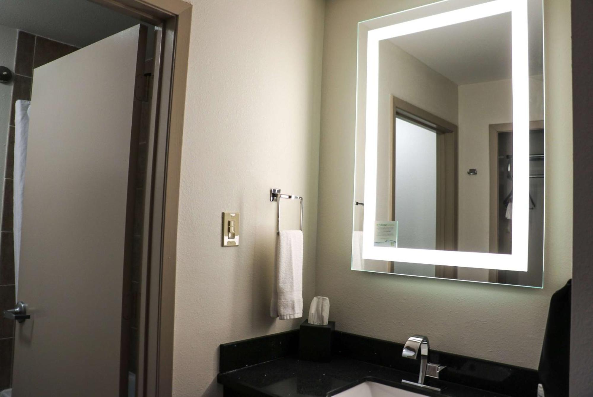 Ramada By Wyndham Del Rio Hotel Bagian luar foto