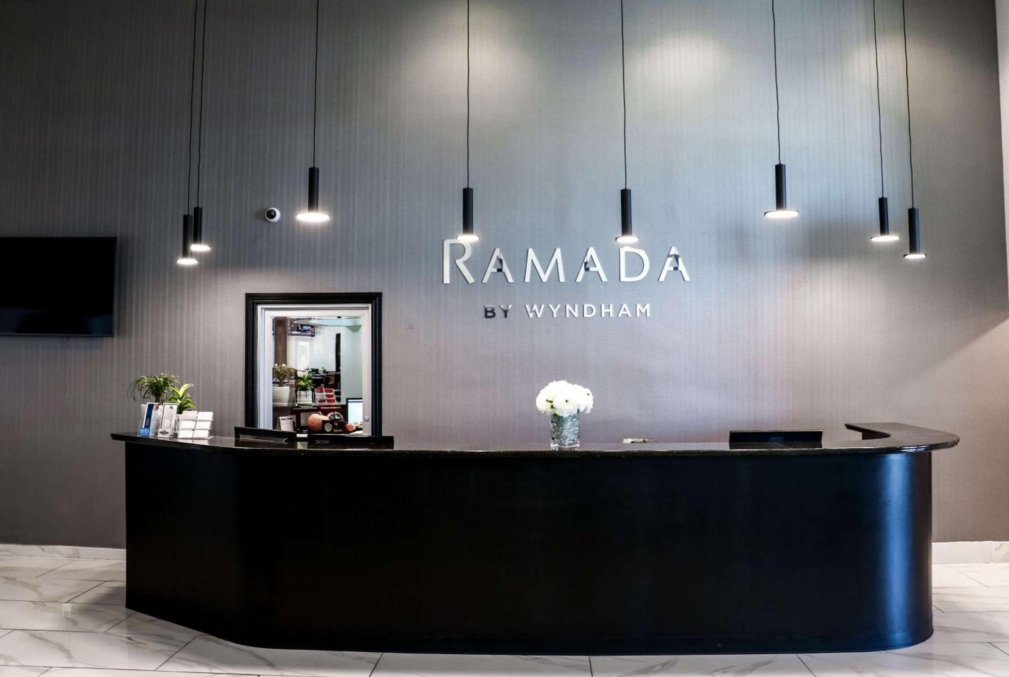 Ramada By Wyndham Del Rio Hotel Bagian luar foto